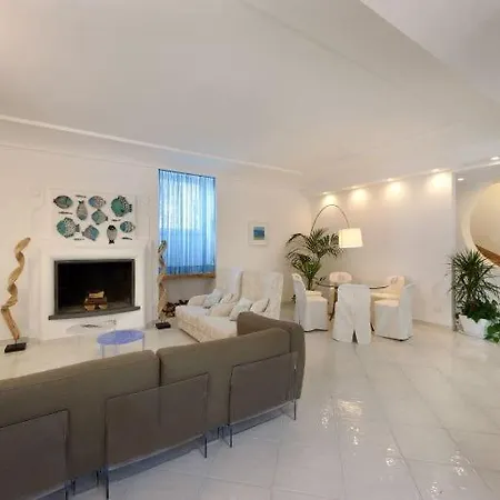 Marina Del Cantone Sleeps 10 Pool Air Con Villa