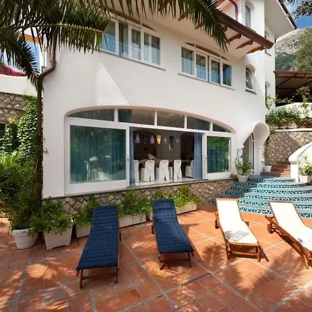 Marina Del Cantone Sleeps 10 Pool Air Con