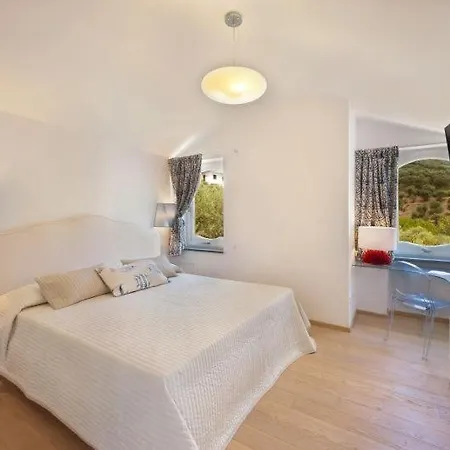 Marina Del Cantone Sleeps 10 Pool Air Con Villa