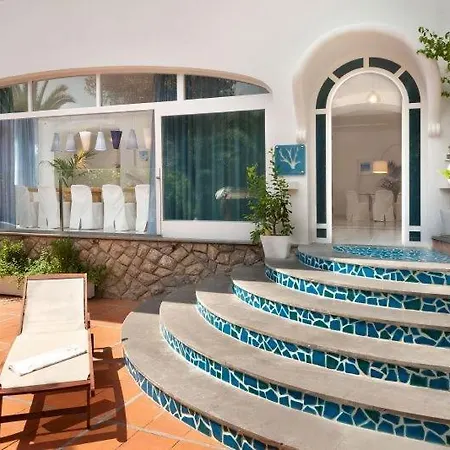 Marina Del Cantone Sleeps 10 Pool Air Con
